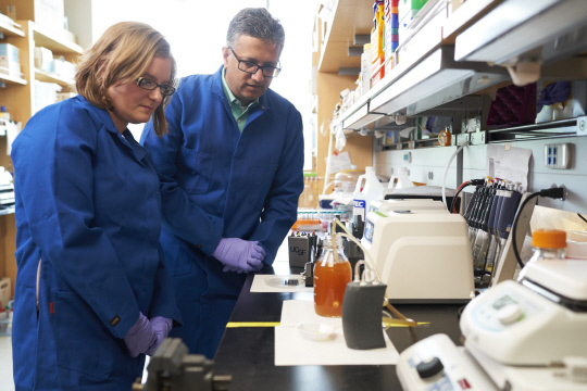 미국 샌프란시스코 캘리포니아대 슈보 로이 교수와 연구원이 생체공학 인공 신장을 테스트하고 있다. 샌프란시스코 캘리포니아대학 제공